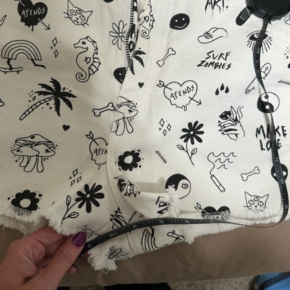 Graffiti White Jean Shorts - Picture 7 of 8